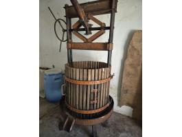 Nagy méretű szőlőprés