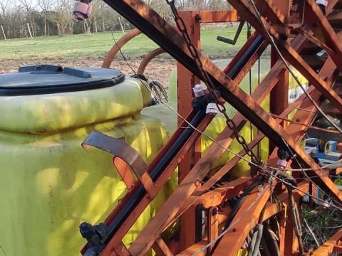 Eladó pótkocsi,  vegyszerező,  műtrágyaszóró,  lazító