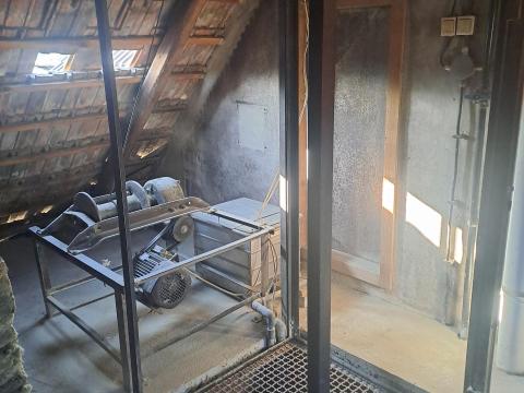 Teher- és személyszállító lift szétszerelt állapotban