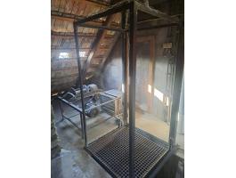 Teher és személyszállító lift szétszerelt állapotban