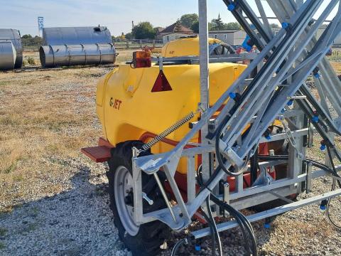 Új GJET 1000L szántóföldi vontatott permetező 15 méter munkaszélességgel