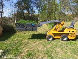 Rakodógép 1 tonnás szárzúzóval és raklapvillával. A gép új,  még sosem dolgozott. Csúszókormányzású! 450 kiló teherbírás 2.2 méter magasságban