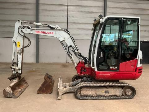 Takeuchi TB 230 / 2017 / 2.475 h / Lízing 20%-tól