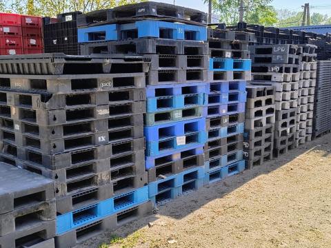 Enyhén sérült,  használt vegyes méretű műanyag rakódólapok