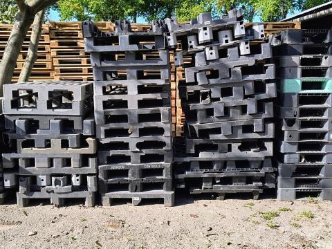 Sérült/törött műanyag rakodólapok eladók vegyes méretben