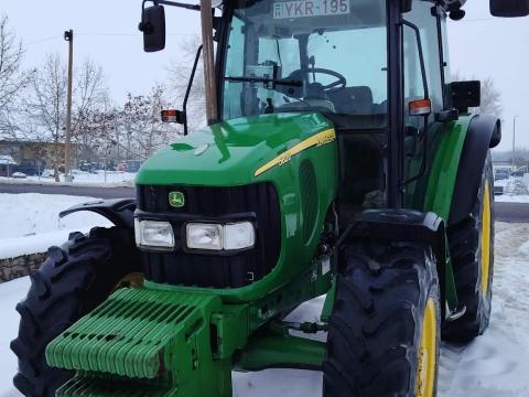 John Deere 5820