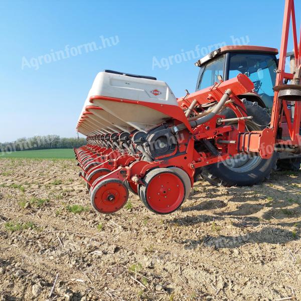 Kuhn Maxima 12 soros vetőgép