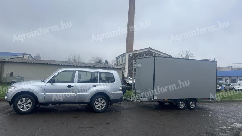 Permetező drónt kiszolgáló utánfutó- keverőtartállyal,  aggregátorral