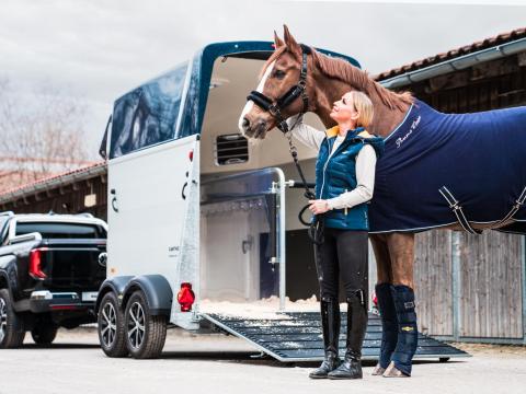 Új Humbaur Xanthos Aero (2700kg) - 2 lovas prémium lószállító utánfutó most 5.540.000 Ft helyett 4.990.000 Ft