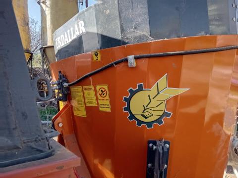 Eladó takarmánykeverő,  kiosztó etetőkocsi