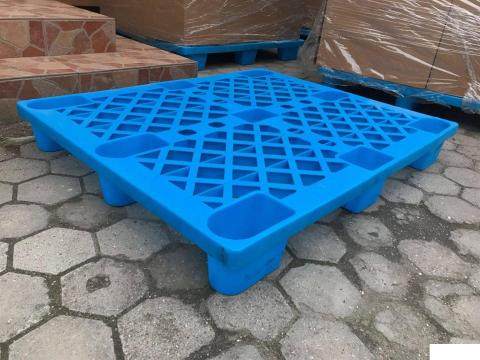 Könnyített műanyag raklapok