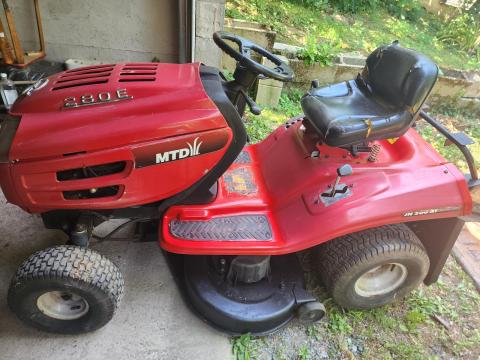 Fűnyíró traktor MTD