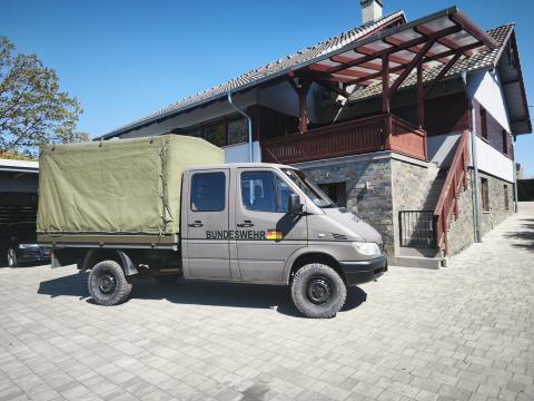Eladva! Méhész, erdész, vadászautó – német katonai Bundeswehr Mercedes Sprinter 4x4, fix platós, honvédségi