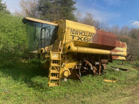 New Holland TX 66 megégett kombájn
