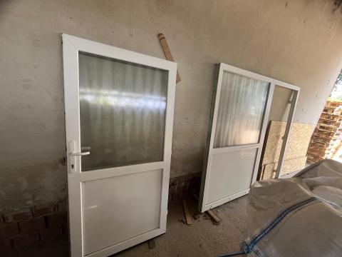 Komplett műanyag homlokzati elem egyszárnyas ajtóval
