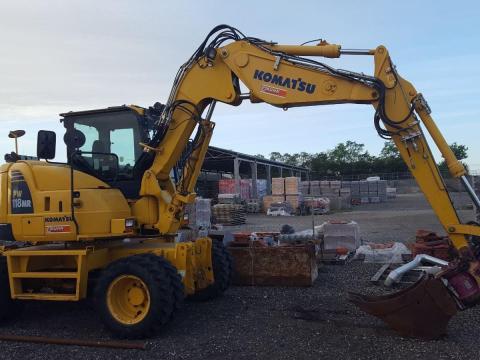 Komatsu PW118 13,5 tonnás gumikerekes kotró klímával eladó