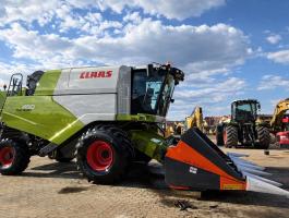 Claas Tucano 450, 1375 h,  gabona-,  napraforgó- és kukoricaasztallal,  4WD