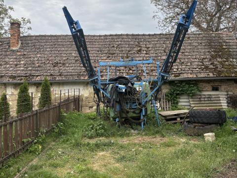 Berthoud 1200 literes vontatott szántóföldi permetező eladó