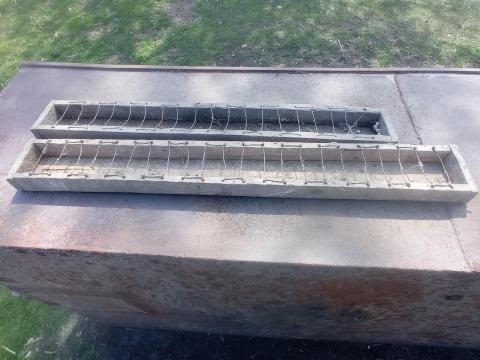 Fa baromfi (csirke) etetők Kiskunfélegyházán, 2 db