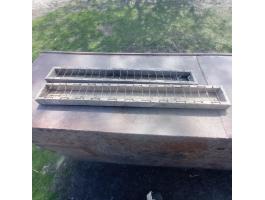 Fa baromfi (csirke) etetők Kiskunfélegyházán, 2 db