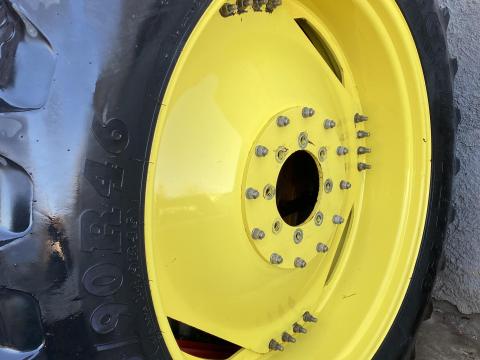 Állítható művelőkerék szett 320/85R34 és 380/90R46. John Deere 6135M-6195M,  6135R-6155R, 6530-6930 traktorokhoz,  BKT gumizással