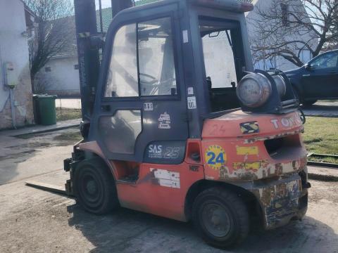 Toyota targonca 2,5 tonna teherbírású,  tripplex tornyos
