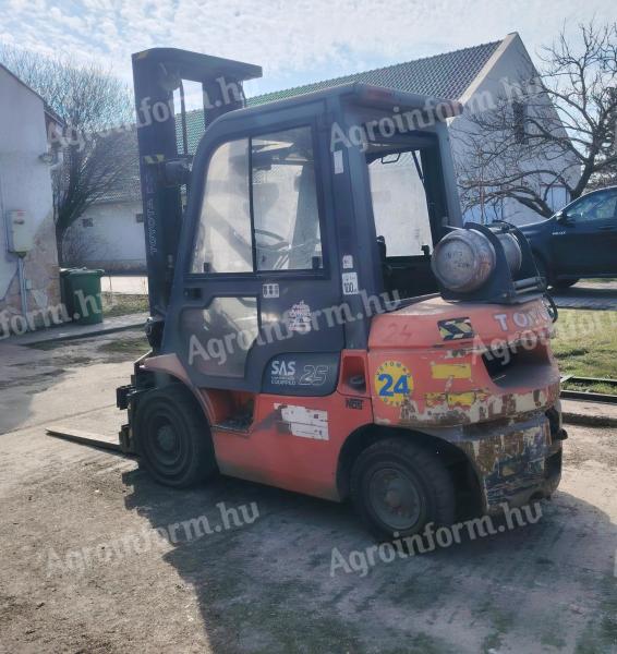 Toyota targonca 2,5 tonna teherbírású,  tripplex tornyos