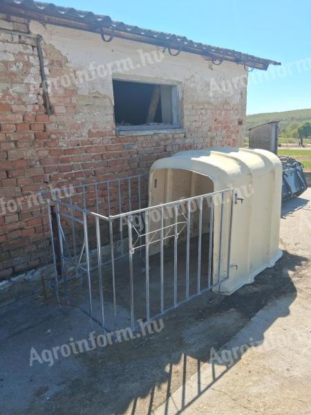 Borjúnevelő ketrec