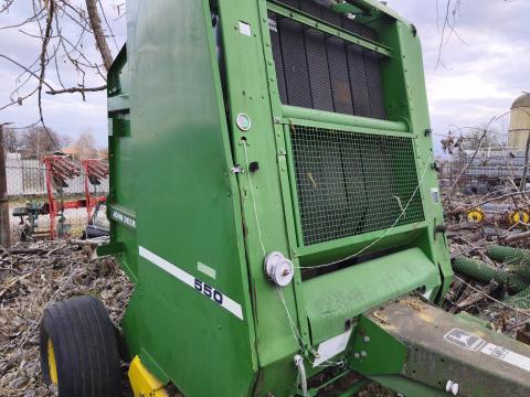 John Deere 550 bálázó