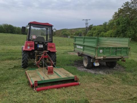 MTZ Belarus 320.4, 2022-es, TÜV 2027-ig, billenőplatós pótkocsi