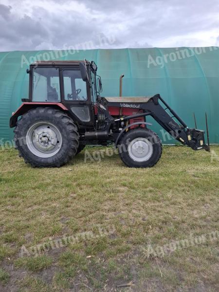 2008 MTZ 820.2 rakodóval, bálatüskével együtt eladó