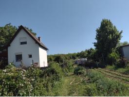 16. kerületben, Örs Vezér terétől HÉV-vel 20 percre (8 megálló) eladó egy 1200 m² zártkerti telek, présházzal