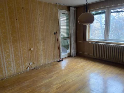 Keszthelyen 2. emeleti,  2 szobás,  61 m2-es lakás eladó