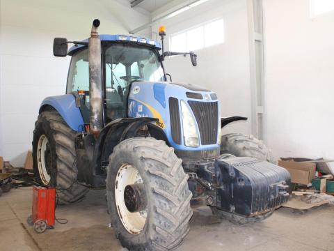 New Holland 8020 traktor tartozékokkal