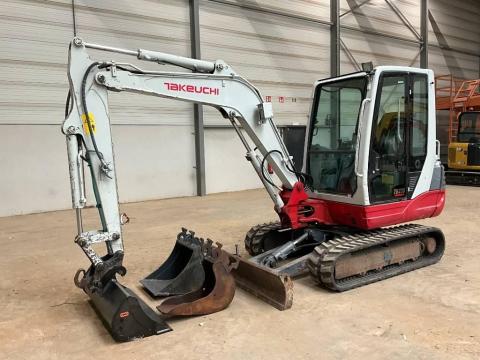 Takeuchi TB 235 / 2019 / 2.853 h üzemóra / Lízing 20%-tól