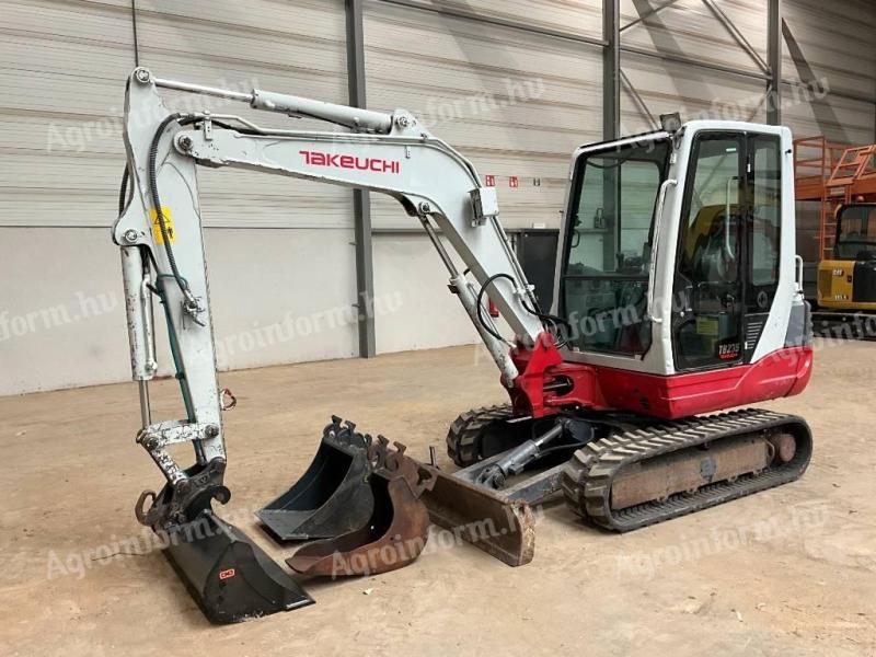 Takeuchi TB 235 / 2019 / 2.853 h üzemóra / Lízing 20%-tól