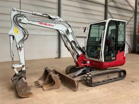 Takeuchi TB 240 / 2019 / 2 630 üzemóra / Lízing 20%-tól
