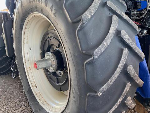 650/65 R 42, 540/65 R 30 gumi garnitúra eladó