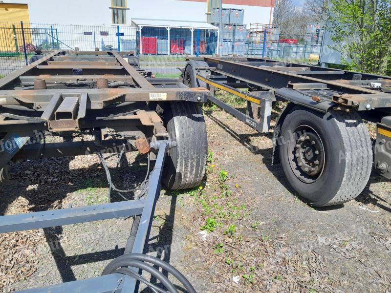 Pótkocsi alváz billenő bála szállító