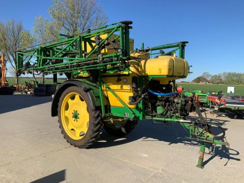 JOHN DEERE 624 PERMETEZŐ,  VEGYSZEREZŐ,  2400 LITERES,  27 MÉTERES SZÓRÓKERETTEL