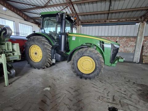John deere 8260R