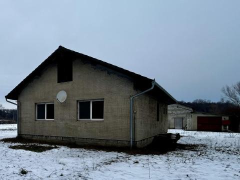 Korábban csirkeneveldeként használt csarnok családi házzal és nagy kerttel ELADÓ