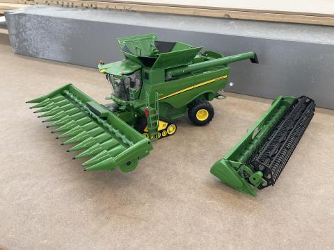 Britains John Deere S690i 1:32