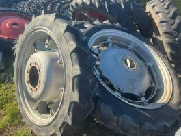 ÁPOLÓKERÉK,  MŰVELŐKERÉK garnitúra FERGUSON,  CLAAS,  FENDT,  JOHN DEERE stb. 300/95R46 és 270/95R32 vagy 230/95R36,,,,, 12.4-46, 9.5-36 vagy 11.2-32