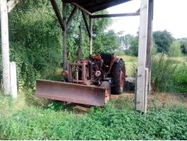 MTZ 50 tolólappal és kaszával