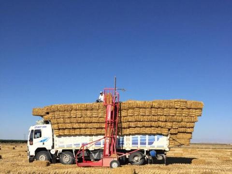 Új kiskocka bálafelszedő bálafordítóval, pótkocsihoz csatlakoztatható, 3 vagy 4 m-es emelési magassággal eladó