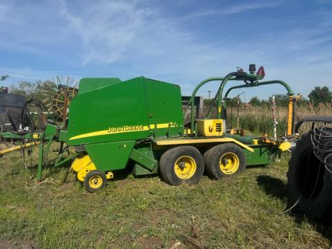 JOHN DEERE 578 BÁLÁZÓ,  BÁLACSOMAGOLÓVAL EGYBEN