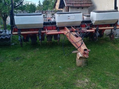 Massey Ferguson vontatott kivitelű 6 soros szemenkénti vetőgép eladó Massey Ferguson vontatott kivitelű 6 soros szemenkénti vetőgép eladó