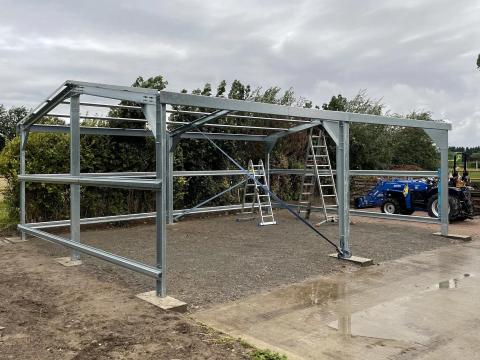 8m x 10m x4m könnyűszerkezetes csarnokváz tervezéssel,  szereléssel