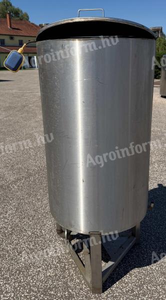 300 literes, rozsdamentes tartály